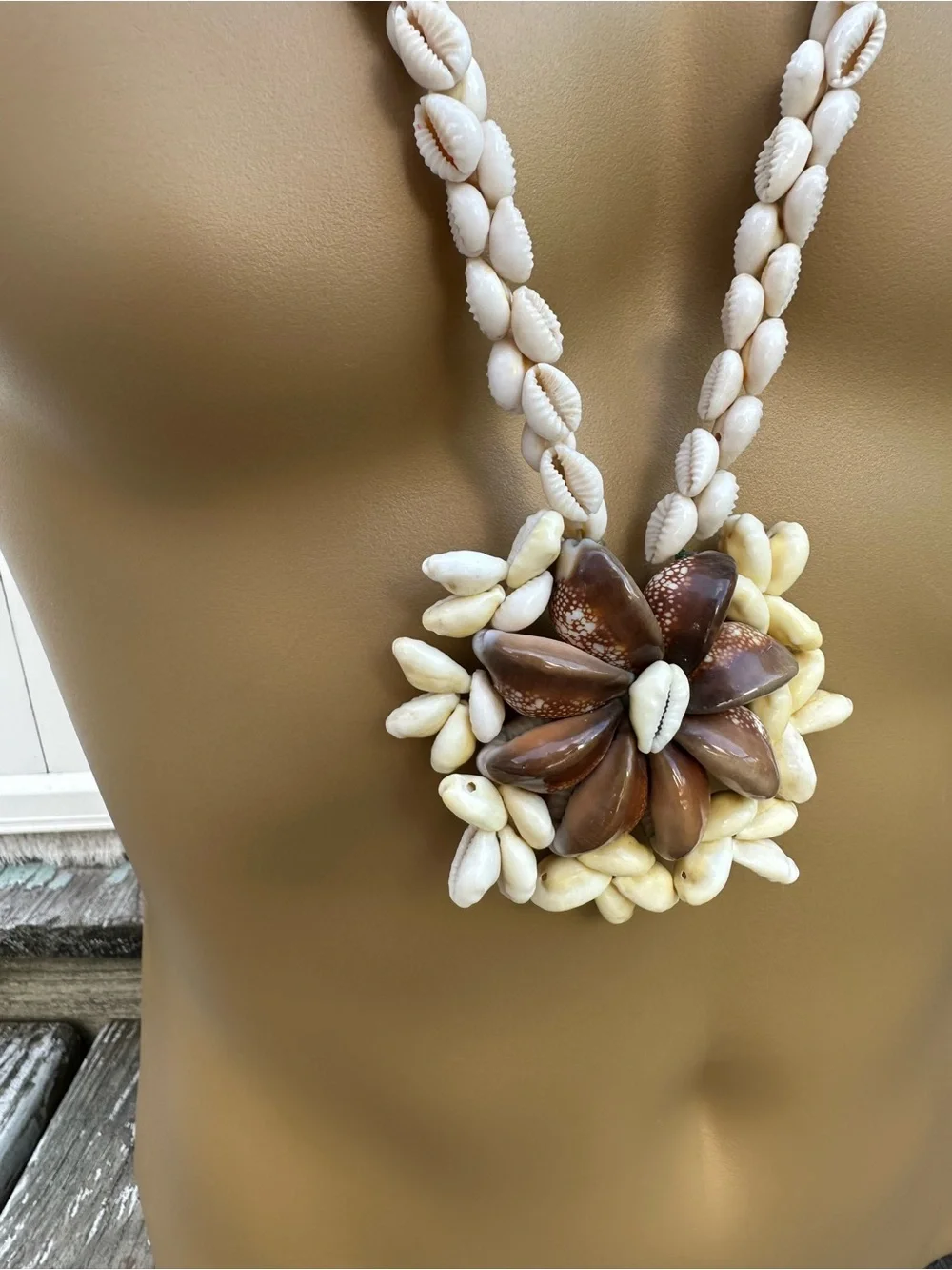 Tahitian Lace Medallion Lei